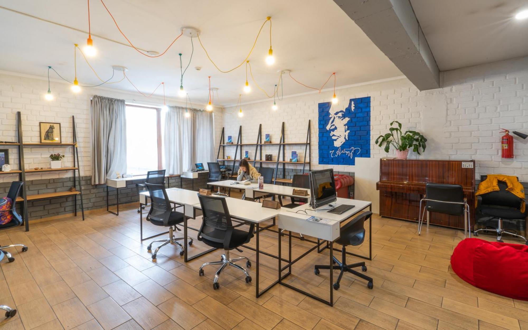 ololoFreelander work&travel Hostel Bisjkek Buitenkant foto